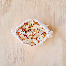 Cargar imagen en el visor de la galería, Almendra, almendra fileteada, almendra para repostería, postres, topping, almendra natural, saludable, lajas de almendra, almond, Carmeluz venta a granel zero waste en San Nicolás, General Escobedo, Contry, Cumbres, San Pedro Garza García, Apodaca, Monterrey, Nuevo León, Saltillo, Coahuila