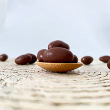 Cargar imagen en el visor de la galería, Almendra cubierta de chocolate sin azúcar
